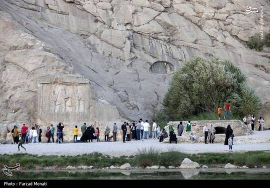 مسافران تابستانی در محوطه تاریخی طاقبستان