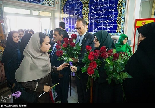 مراسم آغاز سال تحصیلی با حضور فاطمه مهاجرانی سخنگو دولت در هنرستان دخترانه امام محمد باقر(ع) صبح امروز برگزار شد.