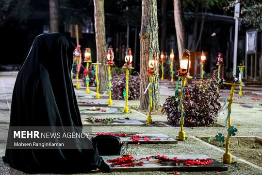 هم‌زمان با هفته دفاع مقدس آیین «مهمانی لاله‌ها» ۵ مهرماه ۱۴۰۳ در بهشت حضرت زهرا (سلام‌الله‌علیها) تهران برگزار شد.