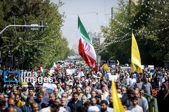 جمعی از مردم تهران، همزمان با سراسر کشور، ظهر جمعه در محکومیت جنایات رژیم صهیونیستی و حمایت از حزب الله، مردم لبنان و فلسطین، پس از برگزاری نماز جمعه، از درب اصلی دانشگاه تهران تا میدان انقلاب راهپیمایی کردند.