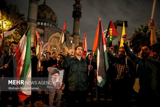 جمعی از مردم تهران شامگاه شنبه ۷ مهر ۱۴۰۳ با تجمع در میدان فلسطین تهران حملات رژیم صهیونیستی به منطقه ضاحیه در جنوب لبنان را محکوم کردند.