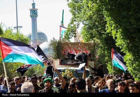 پیکر مطهر شهید مجید دیوانی امروز شنبه ۱۴ مهر بر روی دستان مردم، مسئولان و خانواده شهدا از مسجد جامع خرمشهر تشییع و در گلزار شهدای این خرمشهر به خاک سپرده شد