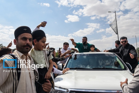 «هادی چوپان» معروف به گرگ پارسی نایب قهرمان مسابقه مسترالمپیا ظهر شنبه با استقبال مردم وارد شیراز شد.