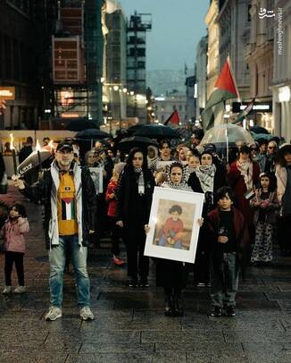 حامیان فلسطین در شهر اسلو نروژ مراسم تشییع پیکر نمادین به یاد کودکان شهید شده غزه و لبنان توسط ارتش رژیم صهیونیستی برگزار کردند.