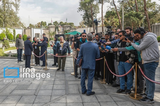 جمعی از اعضای هیئت دولت، صبح چهارشنبه پس از جلسه، در محوطه نهاد ریاست جمهوری در جمع خبرنگاران حاضر و به سوالات آن‌ها پاسخ دادند.