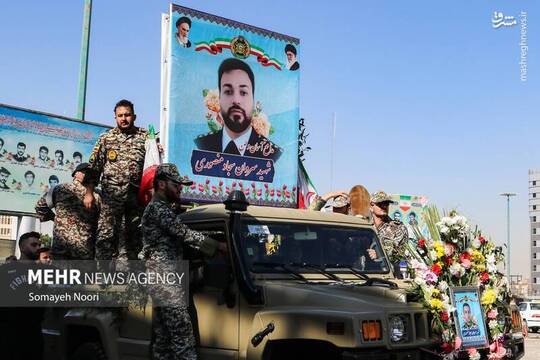 مراسم تشییع پیکر شهید پدافند هوایی «حمزه جهاندیده» ظهر دوشنبه  با حضور اقشار مختلف مردم در رامهرمز برگزار شد.