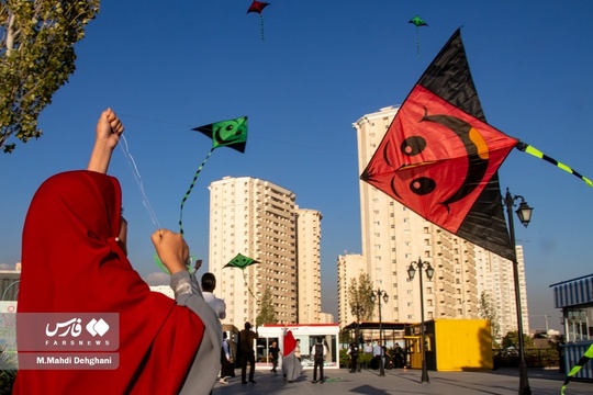 جشن بادبادک بازی به مناسبت روز دانش آموز, عصر شنبه  در بام لند  با حضور دانش آموزان مدارس تهران برگزار شد.