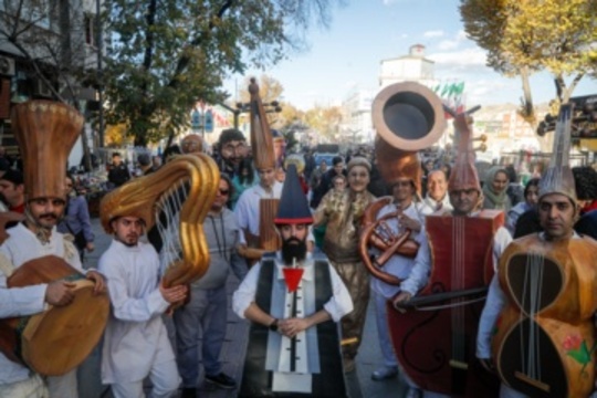 کارناوال عروسکی جشنواره تئاتر کردستان پنجشنبه (۱ آذر ۱۴۰۳) در پیاده راه فردوسی سنندج برگزار شد.