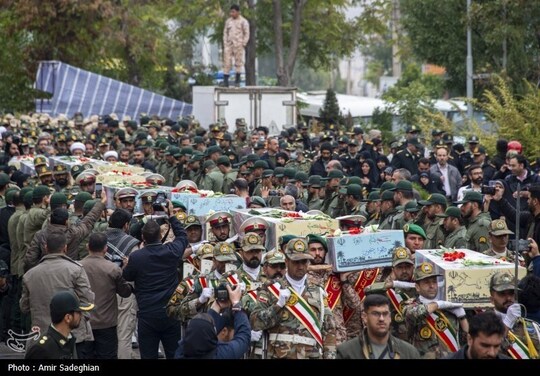 صبح امروز پیکر مطهر ۱۲ شهید گمنام دفاع‌ مقدس با حضور مسئولین، فرماندهان نظامی و انتظامی و جمعی از خانواده‌های معزز شهدا و ایثارگران از ورودی دروازه قرآن شیراز به سمت مرکز شهر مورد استقبال قرار گرفت.