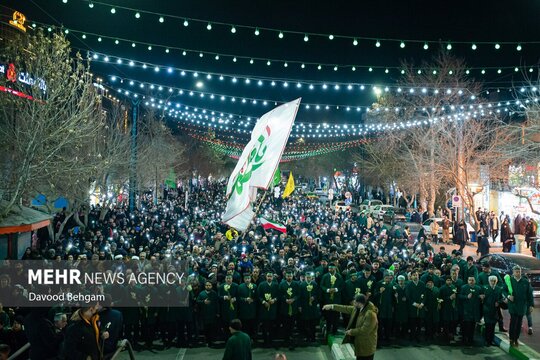 همزمان با شب میلاد باسعادت امام جواد (علیه‌السلام) جشن خانوادگی «پدر و پسری» شامگاه جمعه ۲۱ دی ۱۴۰۳ با حضور محبان اهل بیت (علیهم‌السلام) در عرصه میدان شهدا مشهد برگزار شد.