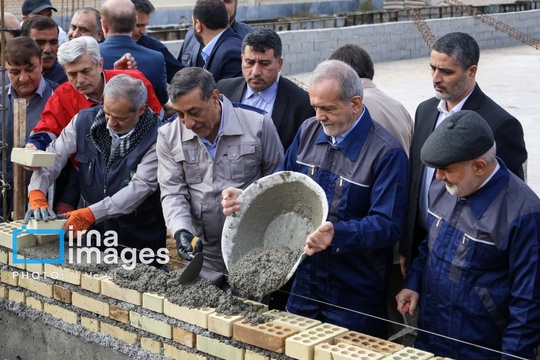 در دومین روز سفر «مسعود پزشکیان» رییس جمهور به خوزستان نخستین خشت طرح ملی خشت گذاری با نام طرح مردمی مدرسه سازی توسط رییس‌جمهور در منطقه پردیس اهواز آغاز شد.