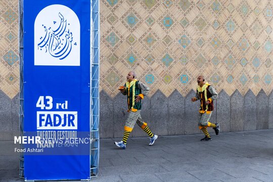 هفتمین روز نمایش خیابانی تئاتر فجر عصر سه شنبه ۹ بهمن ماه ۱۴۰۳ در در محوطه بیرونی تئاتر شهر برگزار شد.