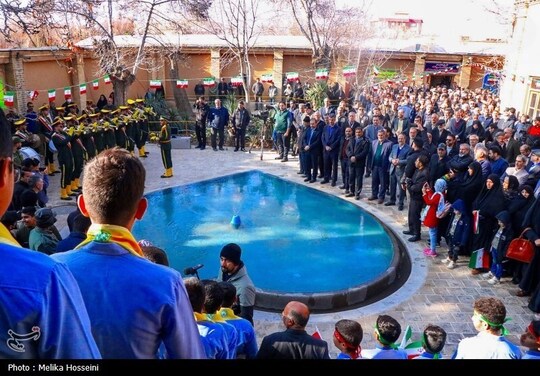 آیین گرامیداشت یوم االله ۱۲ بهمن ماه و جشن انقلاب جمعه ۱۲ بهمن، با حضور جمع زیادی از مردم در در خانه تاریخی امام خمینی(ره) در شهر خمین برگزار شد.