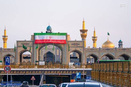 با فرا رسیدن ۱۲ بهمن ماه آغاز ایام‌الله دهه فجر پرچم‌ ایران در حرم مطهر رضوی نصب شد.