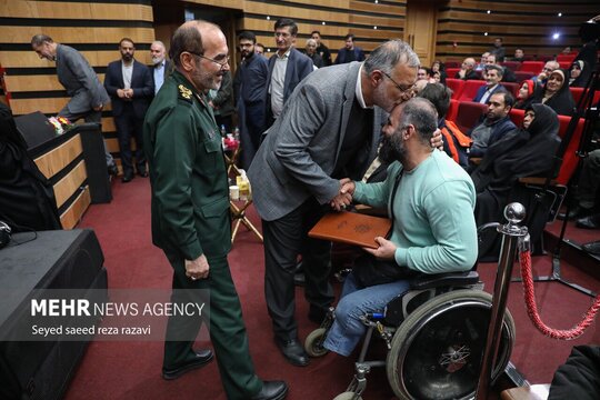 مراسم تجلیل از پاسداران جانباز و آزاده به مناسبت روز پاسدار و جانباز با حضور علیرضا زاکانی، در تالار ایوان ری برگزار شد.