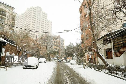 بارش برف زمستانی از صبح امروز یکشنبه ۲۱ بهمن ۱۴۰۳ تهران را سفیدپوش کرد.