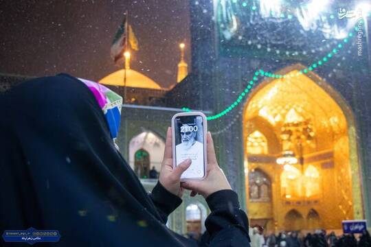 در شب ۲۲ بهمن زائران و خادمان حرم مطهر رضوی طنین الله‌اکبر سر دادند.