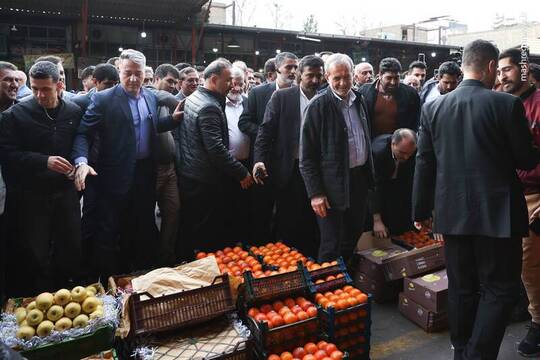 مسعود پزشکیان رییس‌جمهور عصر روز پنجشنبه از میدان مرکزی میوه وتره‌بار غرب استان تهران در شهرستان شهریار بازدید کرد.