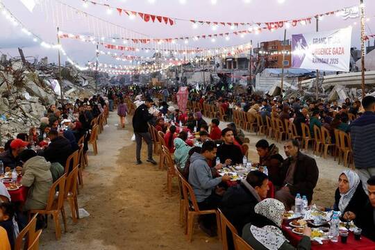 با فرا رسیدن ماه مبارک رمضان اهالی فلسطین در گذرگاه رفح نوار غزه نخستین سفره افطار خود را به صورت دسته جمعی در میان ویرانه‌ها پهن کردند.