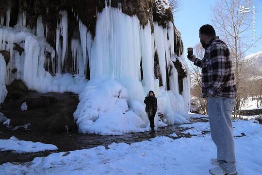 کاهش محسوس دمای هوا در نوشهر سبب شد تا آبشار《هاسِرَنگ》در روستای زانوس کجور شهرستان نوشهر منجمد شود