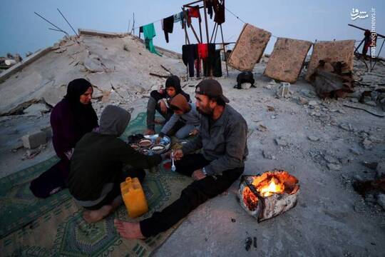 افطار یک خانواده فلسطینی در میان ویرانه‌ها