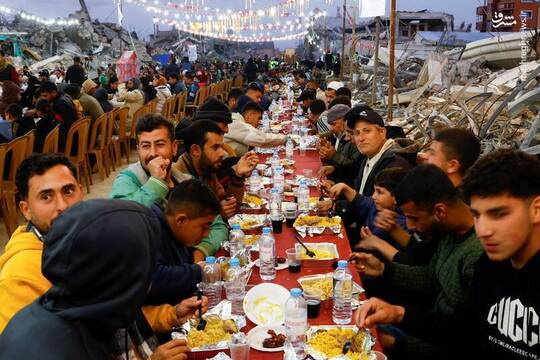 با هلول ماه مبارک رمضان اهالی نواز غزه افطار خودر را در میان ویرانه‌های شهر خود باز می‌کنند.