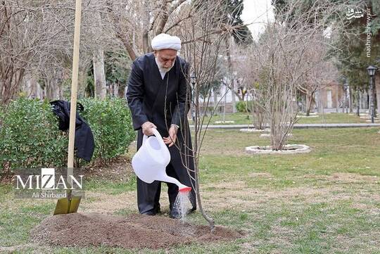 حجت الاسلام محسنی اژه‌ای رئیس قوه قضاییه به مناسبت روز درختکاری و هفته منابع طبیعی یک اصله نهال غرس کرد.