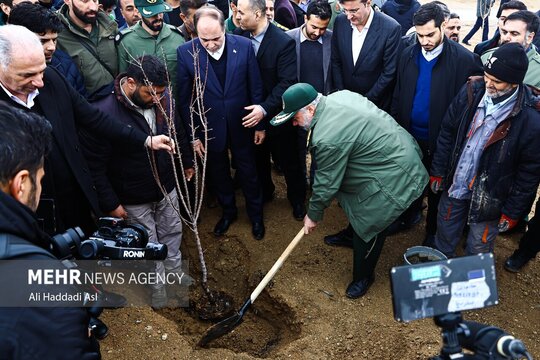 سردار علی فدوی جانشین فرمانده کل سپاه و غلامرضا نوری قزلجه وزیر جهاد کشاورزی در مراسم روز درختکاری در دانشگاه امام حسین(ع)