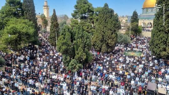 هزاران نفر از اهالی فلسطین با حضور در مسجدالاقصی نماز جمعه را اقامه کردند.