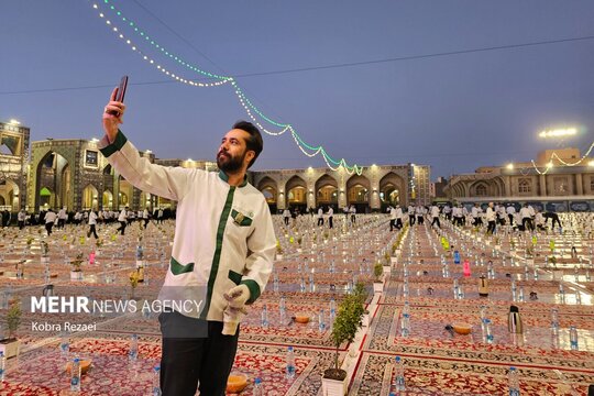 همزمان با شب ولادت امام حسن (ع) سفره افطار ده هزار نفری برای زائران امام رضا (ع) در حرم مطهر رضوی گسترده شد.