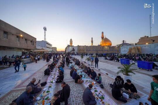 به مناسبت فرا رسیدن ماه مبارک رمضان خادمان حرمین امامین عسکرین در سامرا سفره‌های افطار پهن کردند.