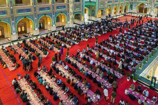 در ایام ماه مبارک رمضان خادمان بارگاه علوی در صحن حضرت فاطمه سلام‌الله علیها در نجف اشرف سفره‌های افطار پهن می‌کنند.