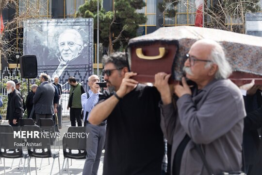 مراسم تشییع پیکر کامران کاتوزیان هنرمند نقاش و گرافیست صبح امروز سه شنبه ۲۸ اسفند در مقابل تالار وحدت برگزار شد.