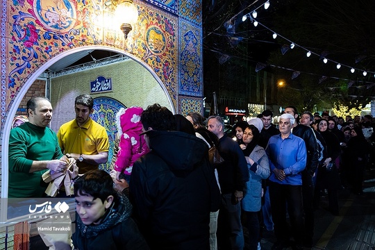 مراسم افطاری ساده با عنوان «افطارخونه» تا آخرین روز ماه رمضان در پیاده‌راه بلوار کشاورز تهران میزبان روزه داران است.