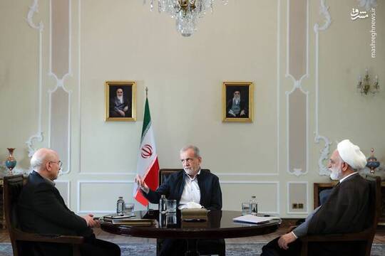 نشست مشترک سران قوای مجریه، مقننه و قضائیه به میزبانی رئیس جمهور در نهاد ریاست جمهوری برگزار شد.