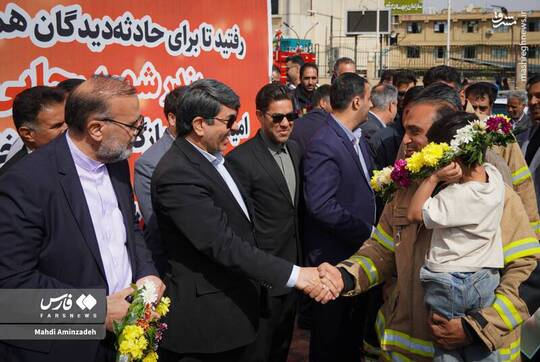 آتش‌نشانان کرمانی که برای اطفای حریق در بندر شهید رجائی عازم بندرعباس شده بودند، صبح امروز در میان استقبال مردم به کرمان برگشتند.