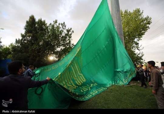 به مناسبت ایام دهه کرامت و میلاد حضرت علی ابن موسی الرضا (ع) پرچم سبز رضوی با حضور خادمین حرم امام رضا (ع) بر فراز شهر همدان به اهتزاز درآمد.