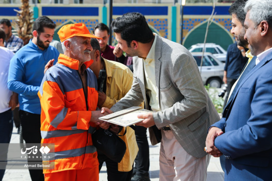 روز کارگر کنار هزار پاکبان و کارگر فضای سبز