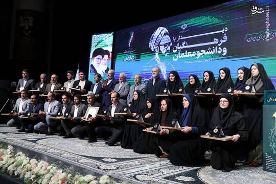 مراسم گرامیداشت روز معلم و تجلیل از معلمان نمونه کشور صبح روز یکشنبه با حضور مسعود پزشکیان رئیس‌جمهور در سالن حجاب کانون پرورش فکری کودکان برگزار شد.