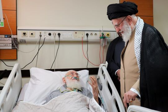 رهبر معظم انقلاب از حضرت آیت‌الله نوری همدانی عیادت کردند