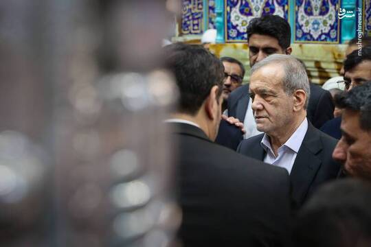 رئیس جمهور پیش از حضور در  نشست خبرگان به زیارت حرم حضرت معصومه سلام الله علیها رفت.