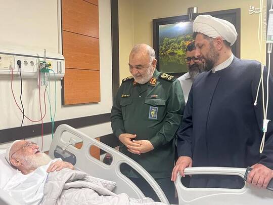 عیادت فرمانده کل سپاه از حضرت آیت‌الله نوری همدانی