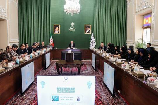محمدباقر قالیباف رئیس مجلس روز دوشنبه ۱۵ اردیبهشت با جمعی از معلمان نمونه کشوری و استادان دانشگاه فرهنگیان دیدار و گفت‌وگو کرد.