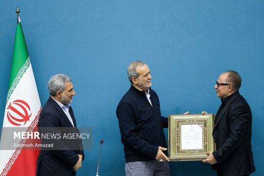 آئین تکریم و معارفه معاون پارلمانی رئیس جمهور سه شنبه ۱۶ اردیبهشت ماه با حضور مسعود پزشکیان، رئیس‌جمهور برگزار شد.