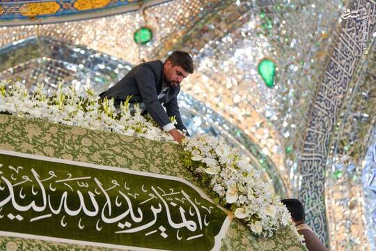 ضریح نورانی امیرالمومنین علیه‌السلام به مناسبت ایام ولادت علی ابن موسی الرضا علیه‌السلام توسط خادمان گل‌آرایی شد.