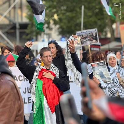 جمعی از فعالان حامی فلسطین در پاریس با برگزاری تجمعی اعتراضی، همبستگی خود را با مردم مظلوم غزه ابراز کردند.