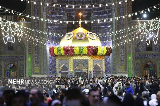 حرم مطهر رضوی در شب میلاد امام رضا (ع)، غرق در نور و شادی و شاهد حضور زائران و دلدادگان آن حضرت بود.