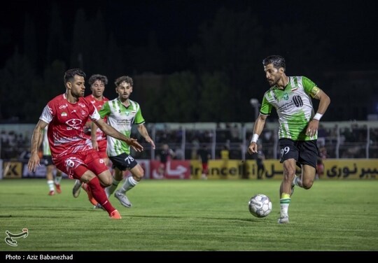 دیدار تیم‌های فوتبال خیبر خرم‌آباد و پرسپولیس با نتیجه ۲ بر یک به سود سرخ پوشان به پایان رسید.