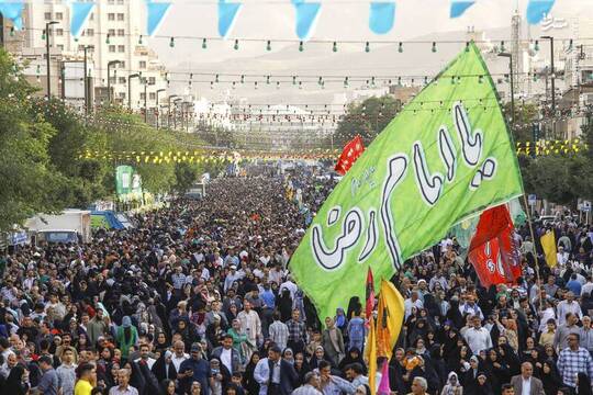 در روز میلاد هشتمین خورشید ولایت، خیابان امام‌رضا(ع) مشهد میزبان خیل عاشقان و زائران شده است.