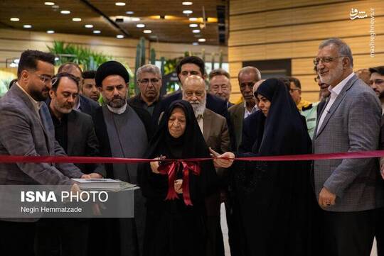 بیستمین نمایشگاه گل و گیاه شهرداری تهران صبح روز ۲۰ اردیبهشت ماه با حضور علیرضا زاکانی، شهردار تهران و مهدی چمران، رئیس شورای شهر تهران در بوستان گفتگو افتتاح شد.